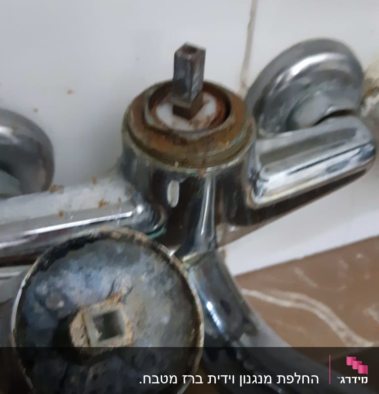 ברז מתכת מפורק עם חלודה על החלקים